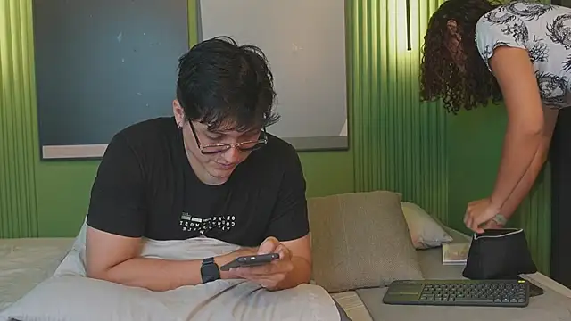 Mia and Belmonth online show from 04-18-26, 06:54