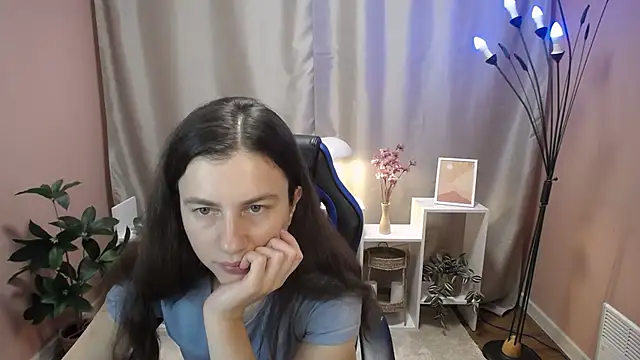 Snapshot of MistyBree chatting on 06-11-26, 08:00 MistyBree online show from 06-11-26, 08:00