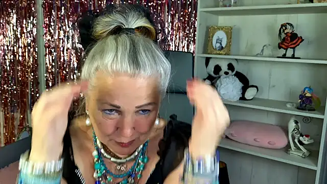 Snapshot of LilaMaharani chatting on 06-11-26, 12:57 LilaMaharani online show from 06-11-26, 12:57