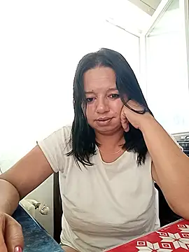 Snapshot of roxana_e43 chatting on 06-14-26, 04:19 roxana e43 online show from 06-14-26, 04:19