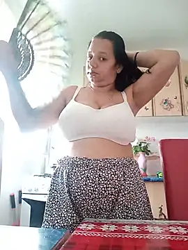 Snapshot of roxana_e43 chatting on 06-25-26, 03:50 roxana e43 online show from 06-25-26, 03:50