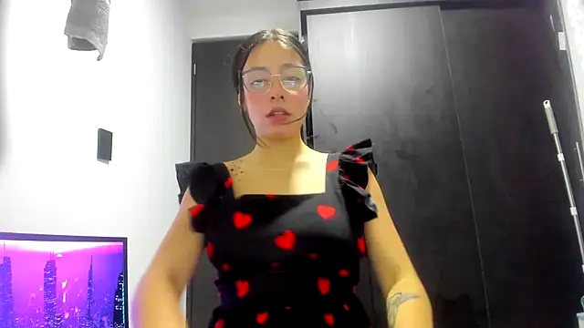 Snapshot of Miranda-cambell chatting on 06-15-26, 01:06 Miranda-cambell online show from 06-15-26, 01:06