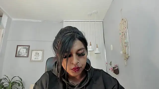 Nahomy Collins  online show from 03-20-26, 07:37