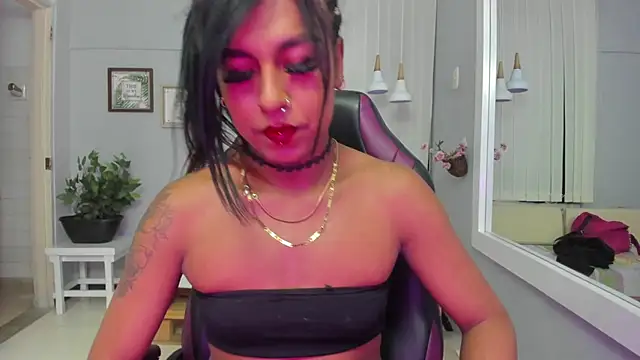 Nahomy Collins  online show from 06-30-26, 07:47