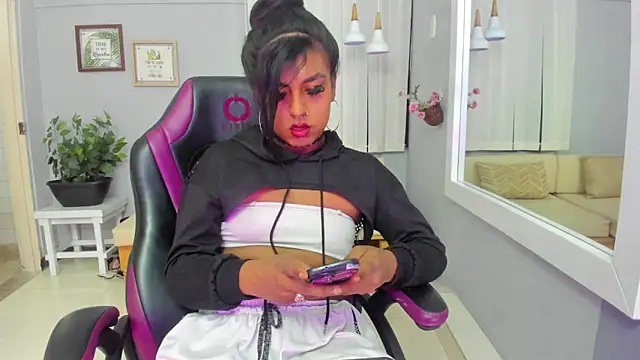 Nahomy Collins  online show from 05-19-26, 07:43