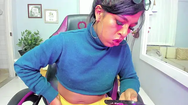 Nahomy Collins  online show from 06-06-26, 07:52