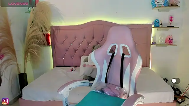 Zoe Luxxe  online show from 03-31-26, 09:06