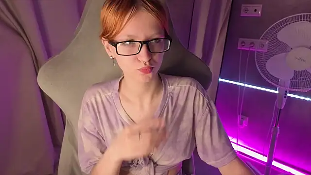 Snapshot of Emma_Dusk chatting on 06-19-26, 01:00 Emma Dusk online show from 06-19-26, 01:00