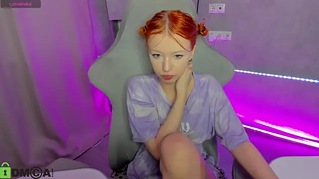 Emma Dusk online show from 04-21-26, 01:07