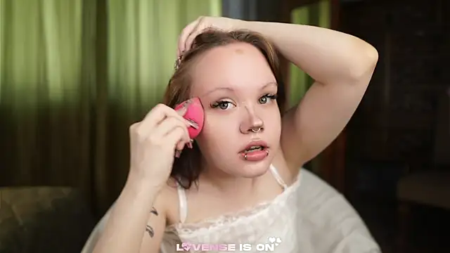 LeahAllsop online show from 05-08-26, 02:37
