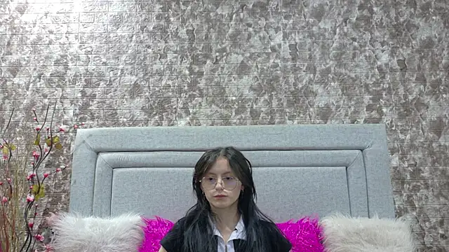 Snapshot of Naomimolie chatting on 06-19-26, 12:33 Naomimolie online show from 06-19-26, 12:33