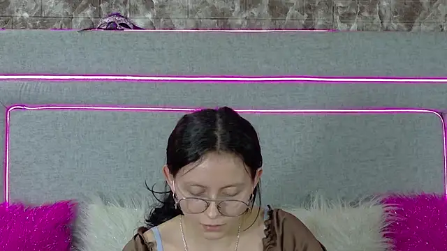 Snapshot of Naomimolie chatting on 07-16-26, 12:02 Naomimolie online show from 07-16-26, 12:02