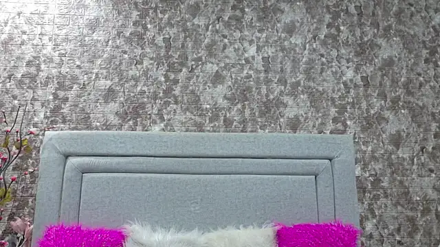 Snapshot of Naomimolie chatting on 06-18-26, 12:10 Naomimolie online show from 06-18-26, 12:10