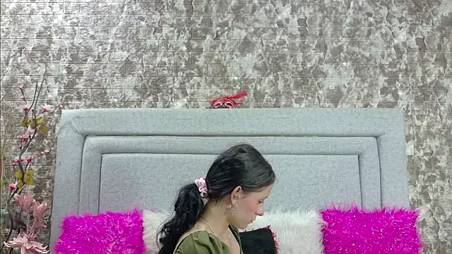 Snapshot of Naomimolie chatting on 06-10-26, 12:28 Naomimolie online show from 06-10-26, 12:28