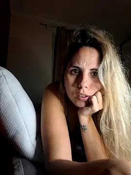 Snapshot of Emilyvuxa chatting on 05-25-26, 09:35 Emilyvuxa online show from 05-25-26, 09:35