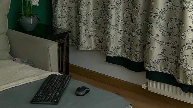 SkinnyNatty online show from 05-07-26, 03:55