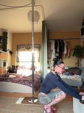 SkinnyLilly online show from 03-31-26, 04:53