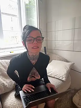 SkinnyLilly online show from 05-21-26, 03:31