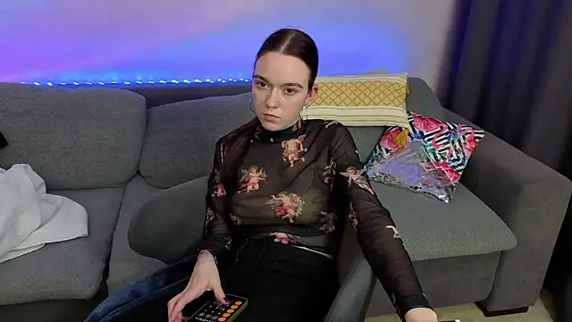 Snapshot of SunyLily chatting on 05-16-26, 10:36 SunyLily online show from 05-16-26, 10:36