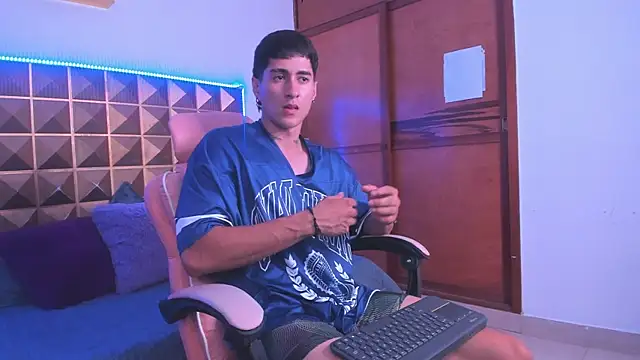 Snapshot of Dark_Valentino_ chatting on 06-15-26, 12:01 Dark Valentino online show from 06-15-26, 12:01