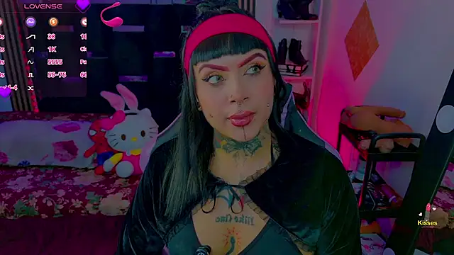Snapshot of LauriInk1 chatting on 06-19-26, 02:50 LauriInk1 online show from 06-19-26, 02:50
