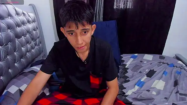 gomitaboy1 online show from 04-15-26, 06:01