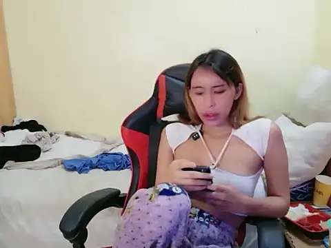 Snapshot of celest_yummy chatting on 05-17-26, 02:33 celest yummy online show from 05-17-26, 02:33