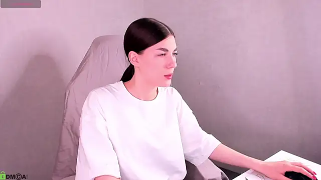 Snapshot of LunaRossaa chatting on 06-17-26, 11:47 LunaRossaa online show from 06-17-26, 11:47