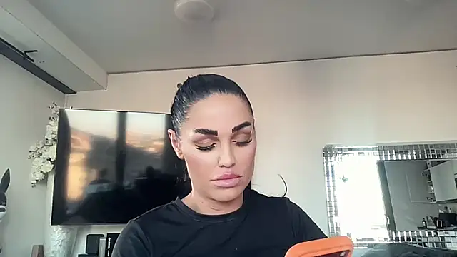 AMBER HARD online show from 04-22-26, 05:42