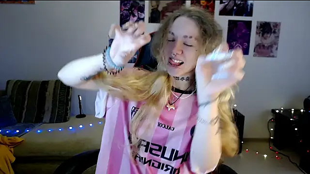Nica Kawaii online show from 06-19-26, 01:28