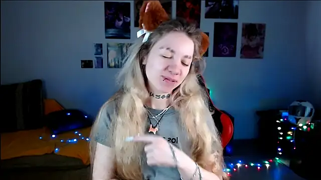 Nica Kawaii online show from 05-15-26, 01:20