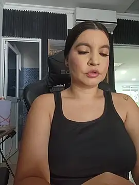 Snapshot of Pretty_Julieta chatting on 06-05-26, 08:03 Pretty Julieta online show from 06-05-26, 08:03
