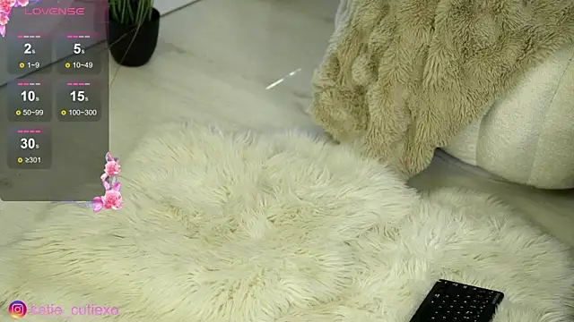 KatieCutieXooo online show from 06-11-26, 12:02