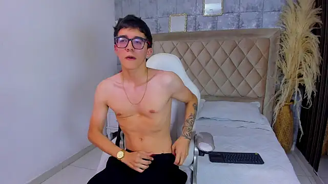 TylerCross  online show from 04-08-26, 08:21