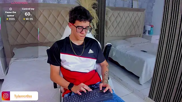 TylerCross  online show from 04-10-26, 08:38