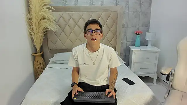 TylerCross  online show from 03-17-26, 08:45