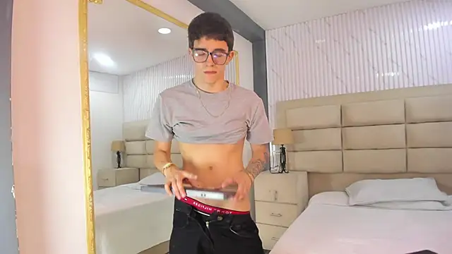 TylerCross  online show from 04-19-26, 08:22