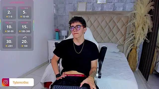 TylerCross  online show from 04-05-26, 08:26