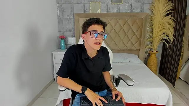 TylerCross  online show from 03-23-26, 08:19