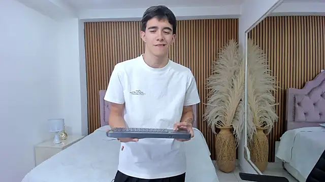 TylerCross  online show from 04-23-26, 08:21