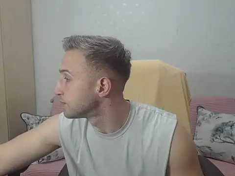 Snapshot of BlondEagleMuscle chatting on 03-09-26, 09:07 BlondEagleMuscle online show from 03-09-26, 09:07