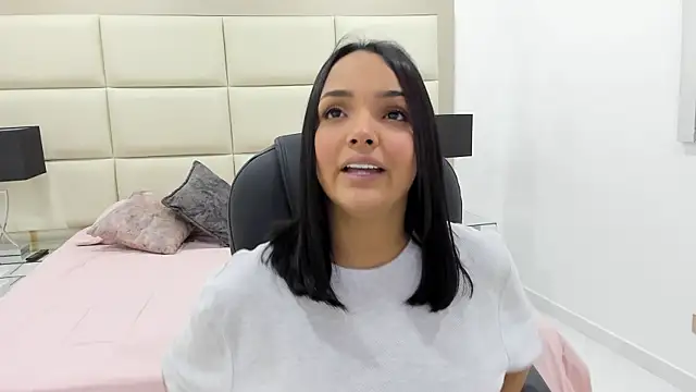 Chloelarsons online show from 05-13-26, 11:23