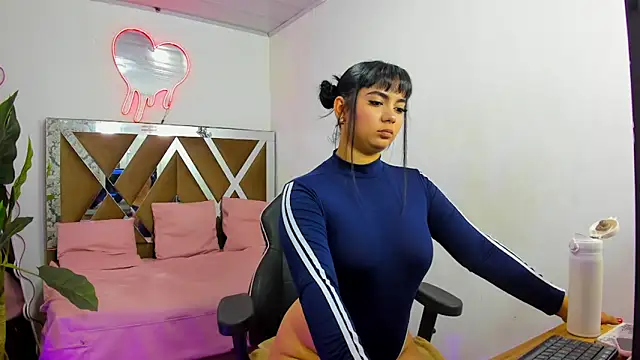 EVANGELIINE TAY online show from 03-23-26, 11:43