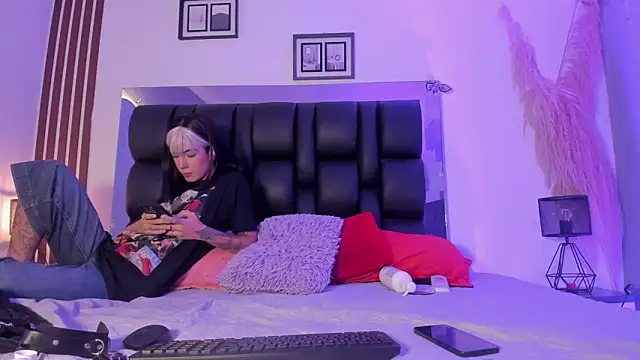 dalhia and hades online show from 04-08-26, 12:39