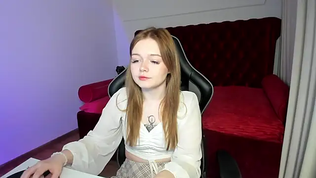 Snapshot of ElinaVale chatting on 06-15-26, 05:07 ElinaVale online show from 06-15-26, 05:07