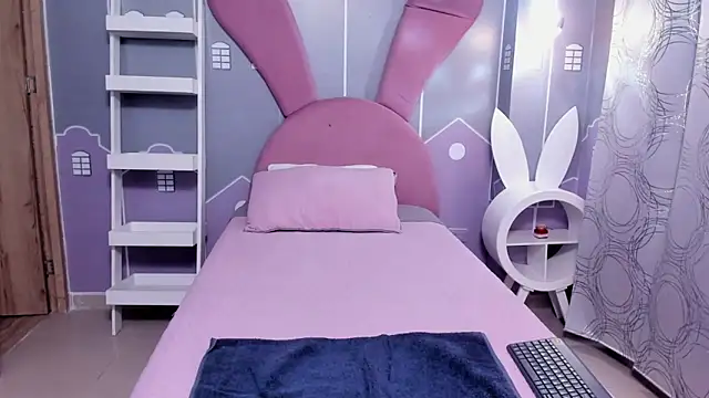 EmmaThompson   online show from 04-15-26, 01:44