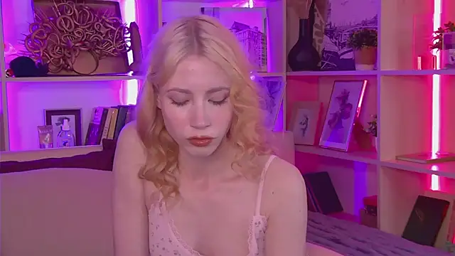 Lola Gilbert online show from 05-13-26, 03:08