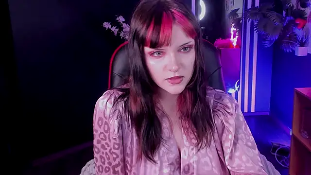 Snapshot of EsterTwilight chatting on 06-16-26, 04:07 EsterTwilight online show from 06-16-26, 04:07