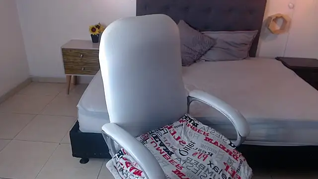 Snapshot of Elenna__ chatting on 07-28-26, 06:20 Elenna online show from 07-28-26, 06:20