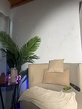 MiaFoxie  online show from 04-13-26, 04:00